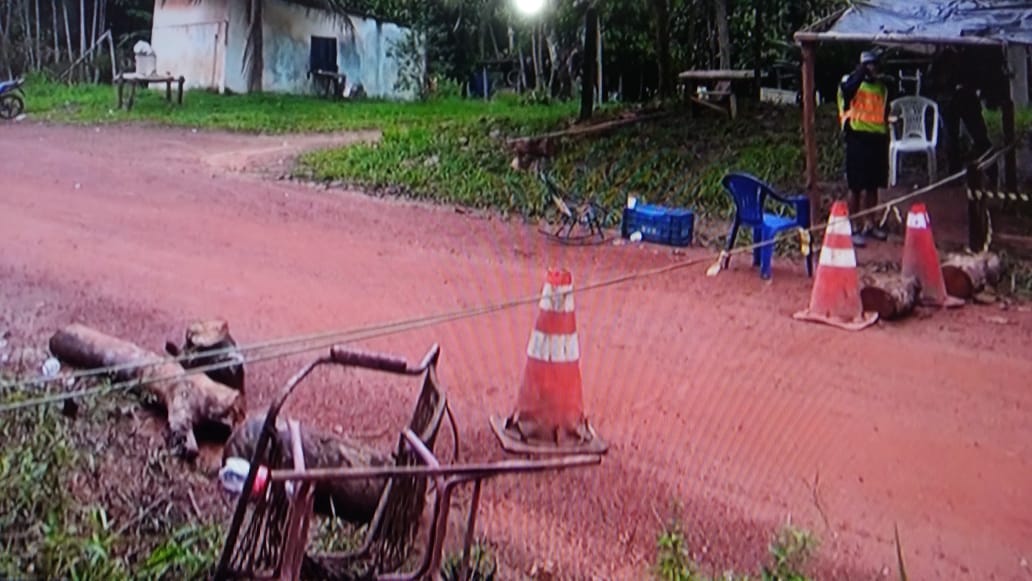 Moradores improvisam barreira para evitar transmissão do coronavírus no Amazonas  
