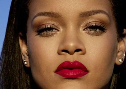 Rihanna incendeia a web com lingerie transparente e bumbum à mostra