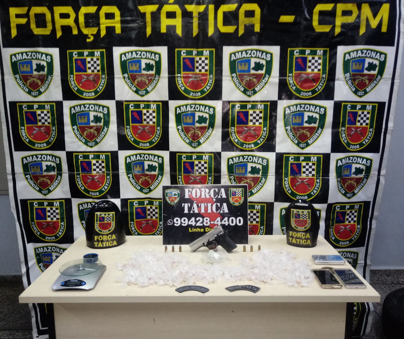 Dupla é presa com arma e drogas em avenida de Manaus 