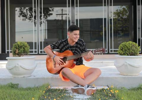 Lorenzo Fortes faz 'Live na Varanda' a pedido de vizinhos