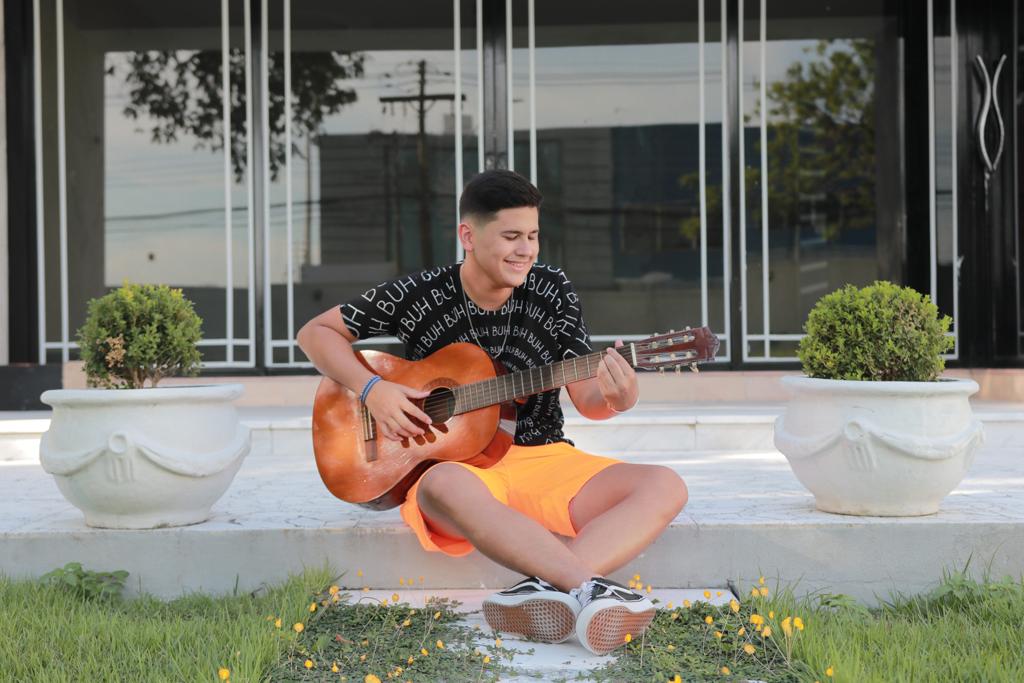 Lorenzo Fortes faz 'Live na Varanda' a pedido de vizinhos