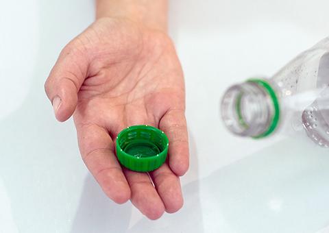 Menino de 2 anos se engasga com tampinha e é salvo por policial militar 