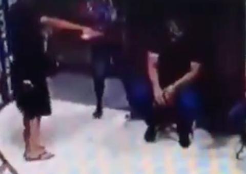 Em Manaus, trio armado com facão invade loja de açaí e faz arrastão; veja vídeo 