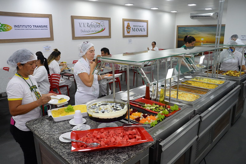 Em Manaus, hospital de campanha inaugura refeitório para 60 pessoas