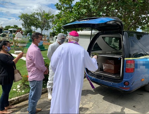 Arcebispo abençoa famílias e trabalhadores em cemitério de Manaus