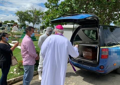 Arcebispo abençoa famílias e trabalhadores em cemitério de Manaus