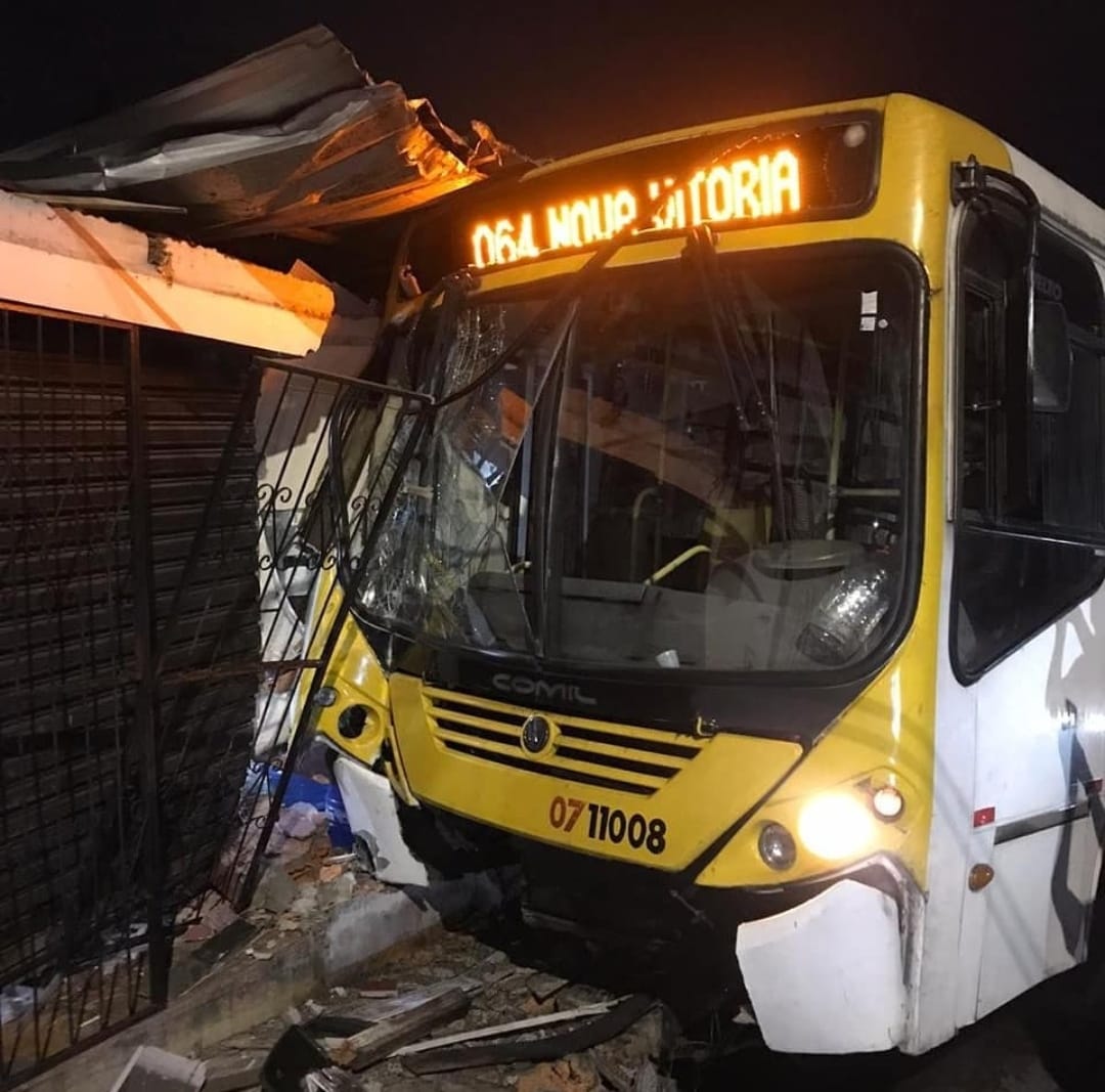Ônibus desgovernado invade casa em Manaus