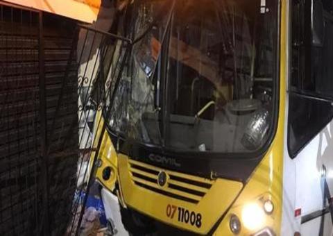 Ônibus desgovernado invade casa em Manaus