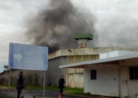 Presos ateiam fogo em colchões e prometem massacre em UPP em Manaus