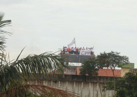 No telhado da UPP, detentos estendem bandeira de facção que lidera rebelião em Manaus