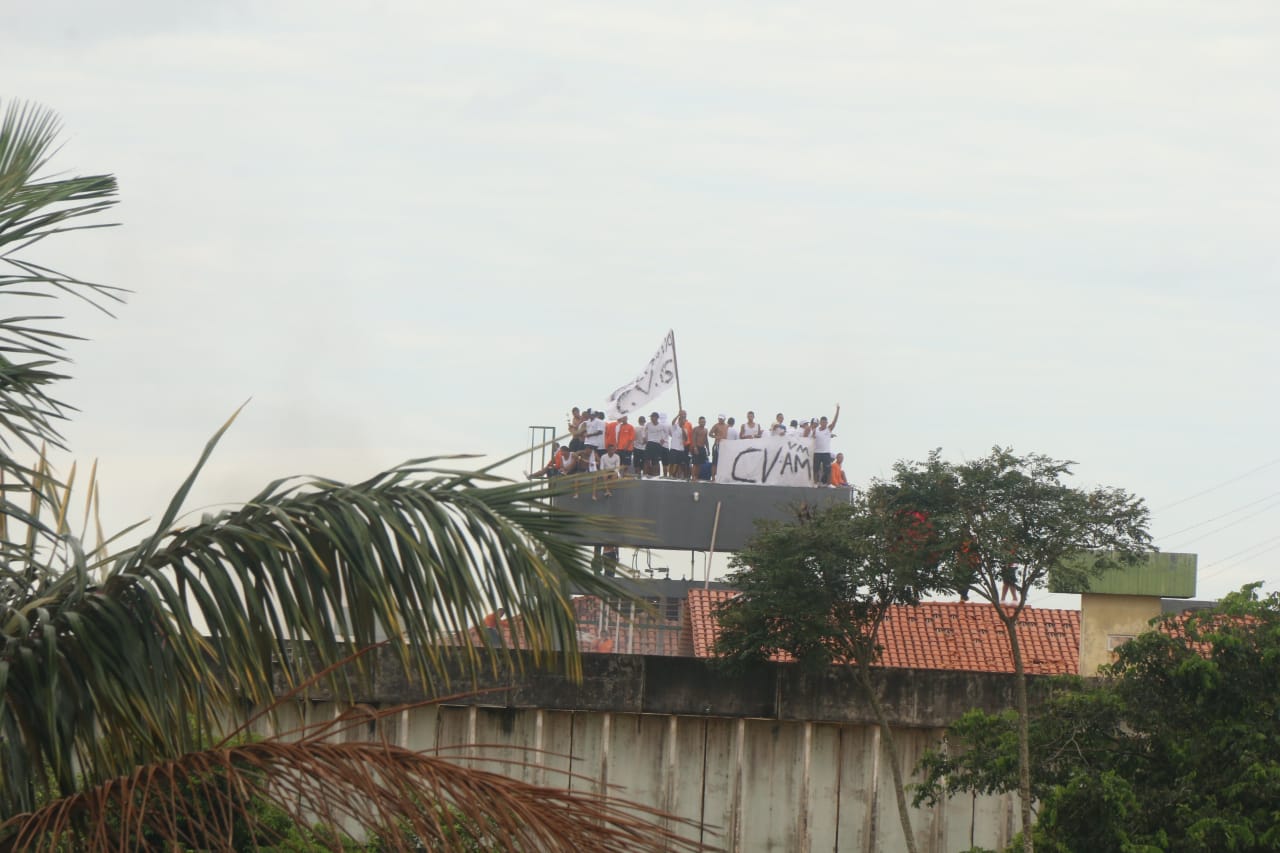 No telhado da UPP, detentos estendem bandeira de facção que lidera rebelião em Manaus