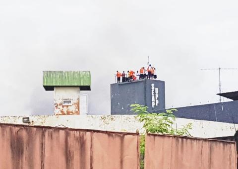 Sete agentes são mantidos reféns em rebelião na UPP