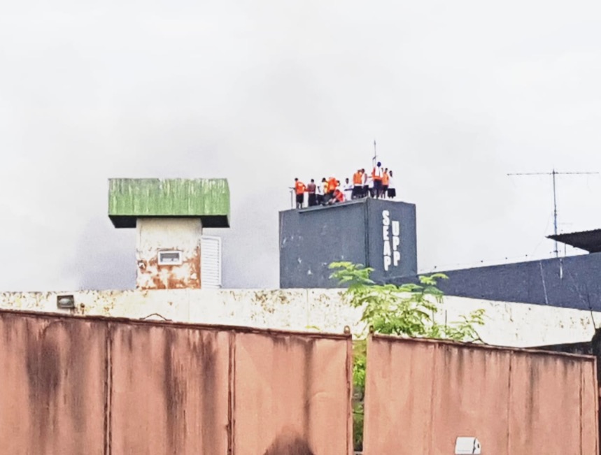 Sete agentes são mantidos reféns em rebelião na UPP