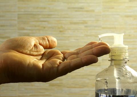 Uso contínuo do álcool gel exige cuidados com a hidratação
