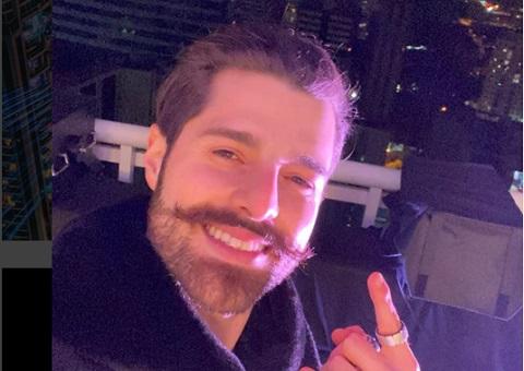 DJ Alok comanda live em casa e encanta público com show de luzes