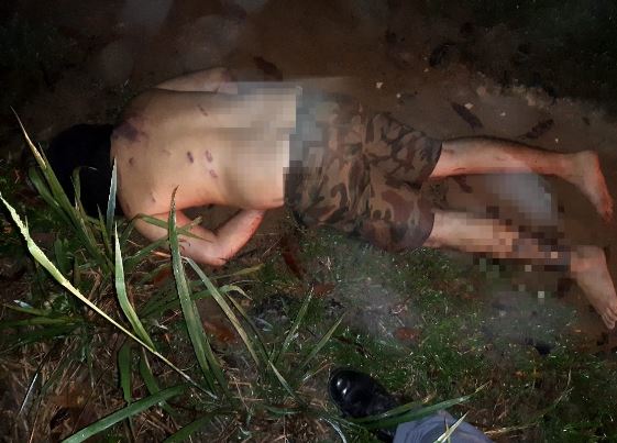 Com camisa enrolada na cabeça e marcas de tortura, corpo de homem é achado em ramal de Manaus
