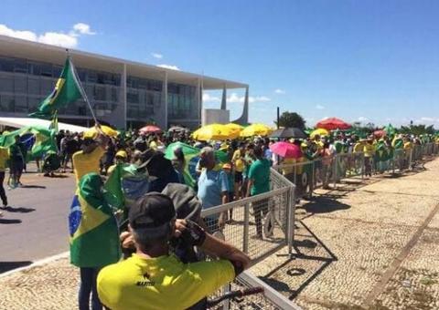 Manifestantes pró-Bolsonaro agridem e ameaçam jornalistas em ato no Planalto