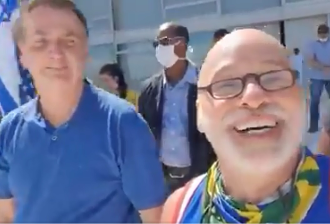 Sem proteção, ex- humorista da Globo tieta Bolsonaro durante ato em Brasília 