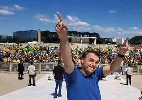 Sem proteção, ex- humorista da Globo tieta Bolsonaro durante ato em Brasília 