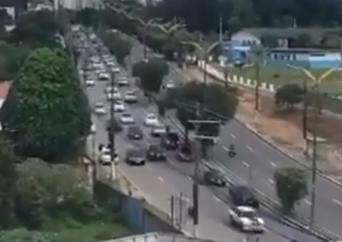 Ignorando isolamento, manifestantes fazem carreata e buzinaço em ato pró-Bolsonaro em Manaus 
