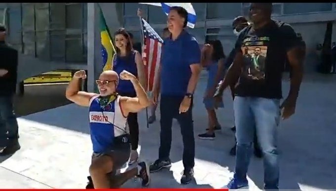 Paulo Cintura é detonado na web após tietar Bolsonaro: 'trocou o saúde é o que interessa'