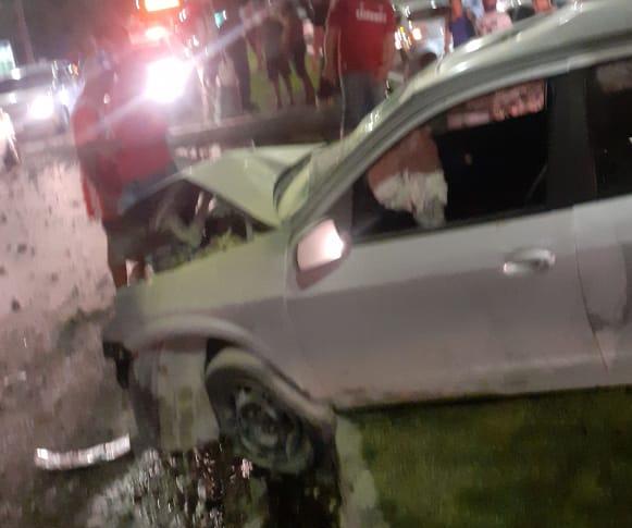 Motorista atravessa meio fio e arrasta poste em grave acidente em Manaus