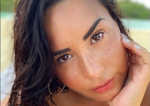 Demi Lovato esbanja sensualidade em foto na piscina