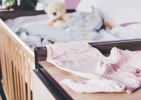 Bebê de 3 meses é deixado em quarto sozinho para dormir e é encontrado morto