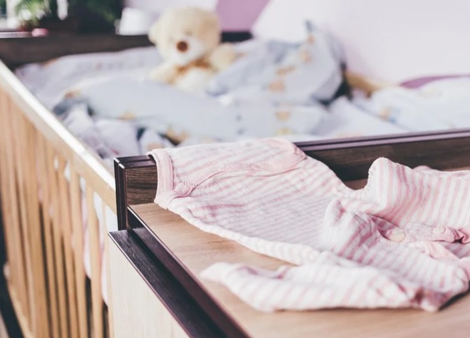 Bebê de 3 meses é deixado em quarto sozinho para dormir e é encontrado morto