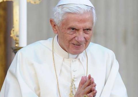Bento XVI reclama de tentativas de silenciá-lo e ataca casamento gay 