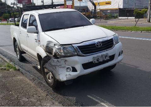 Viatura da PM e picape se chocam no meio de avenida em Manaus