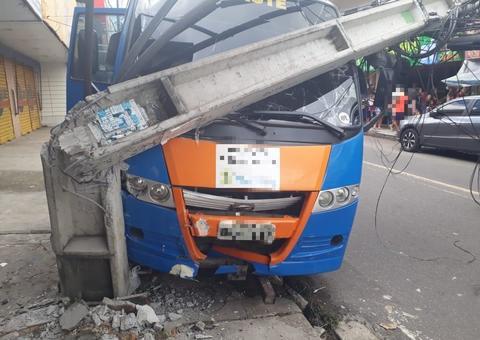 Em acidente grave, micro-ônibus racha poste ao meio em avenida de Manaus