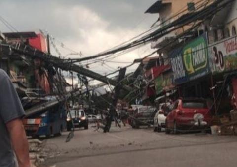 Acidente: Motorista fica ferido após postes desabarem sobre micro-ônibus em Manaus