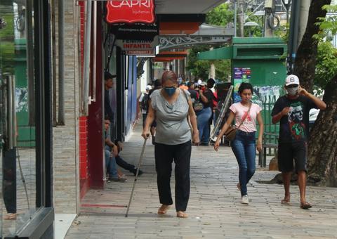 Polícia cumpre decreto para fechar estabelecimentos no Centro de Manaus 