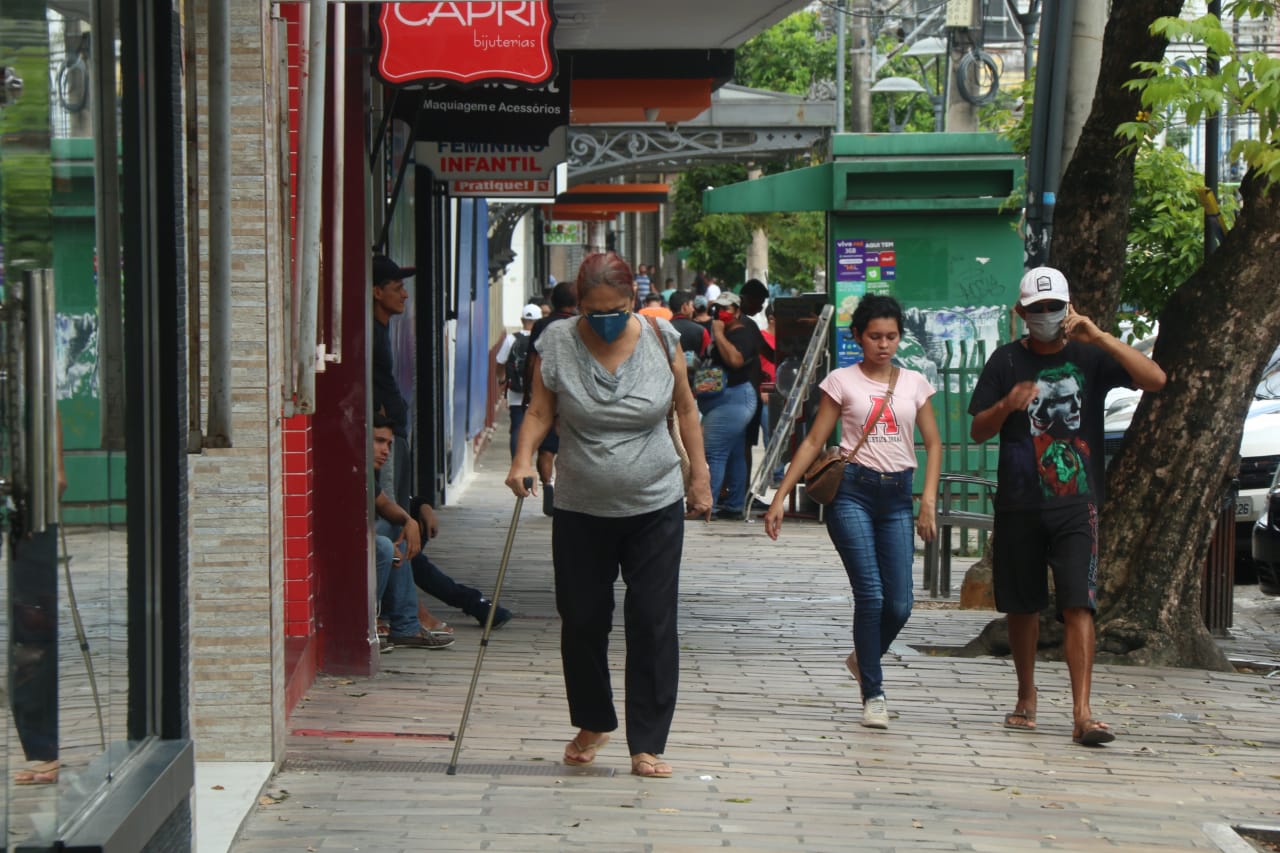 Polícia cumpre decreto para fechar estabelecimentos no Centro de Manaus 
