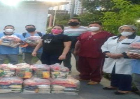 Após salários atrasados, maqueiros do hospital 28 de Agosto recebem cestas básicas de colegas enfermeiros