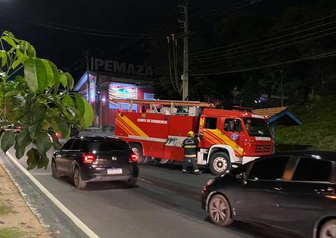 Caminhão pega fogo após pane elétrica em Manaus