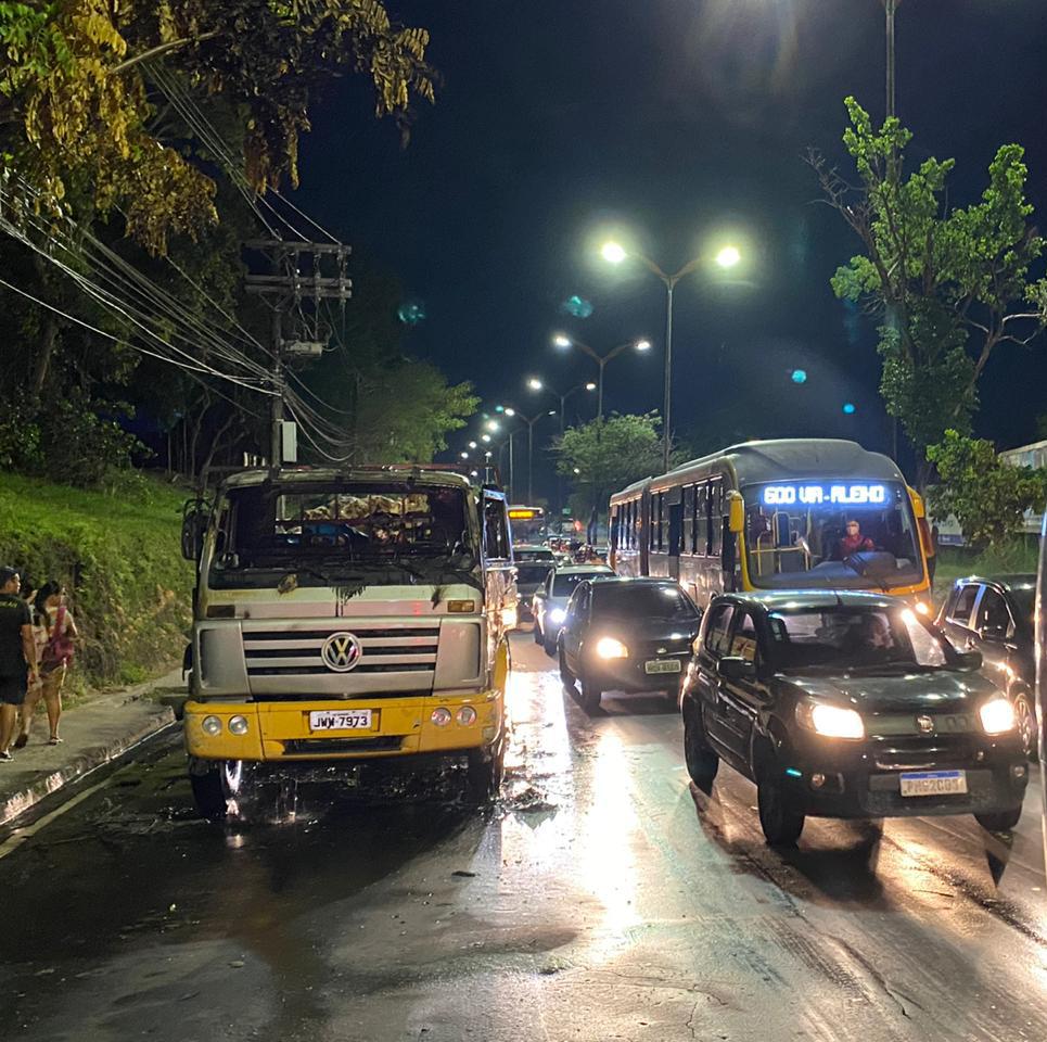 Caminhão pega fogo após pane elétrica em Manaus
