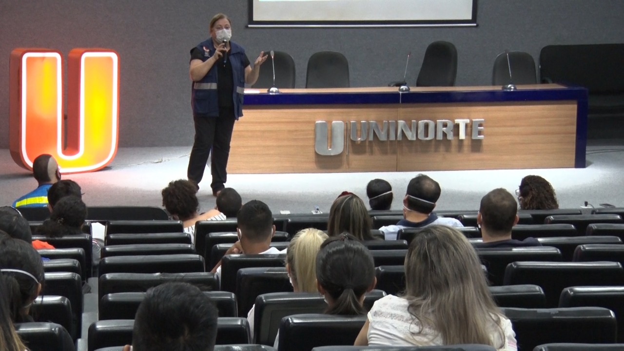 Profissionais de saúde recebem capacitação sobre Covid-19 em Manaus 