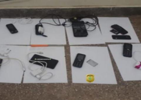 Revista encontra celulares e faca em celas de delegacia no Amazonas