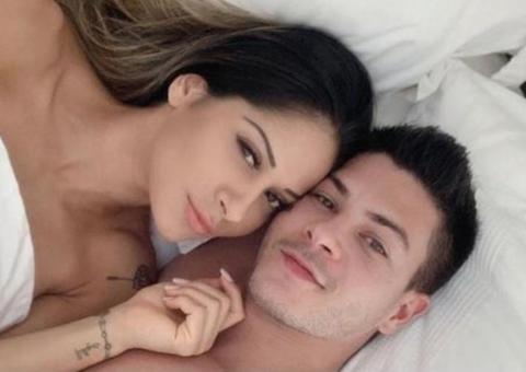 Separados, Mayra Cardi e Arthur Aguiar ainda dormem na mesma cama