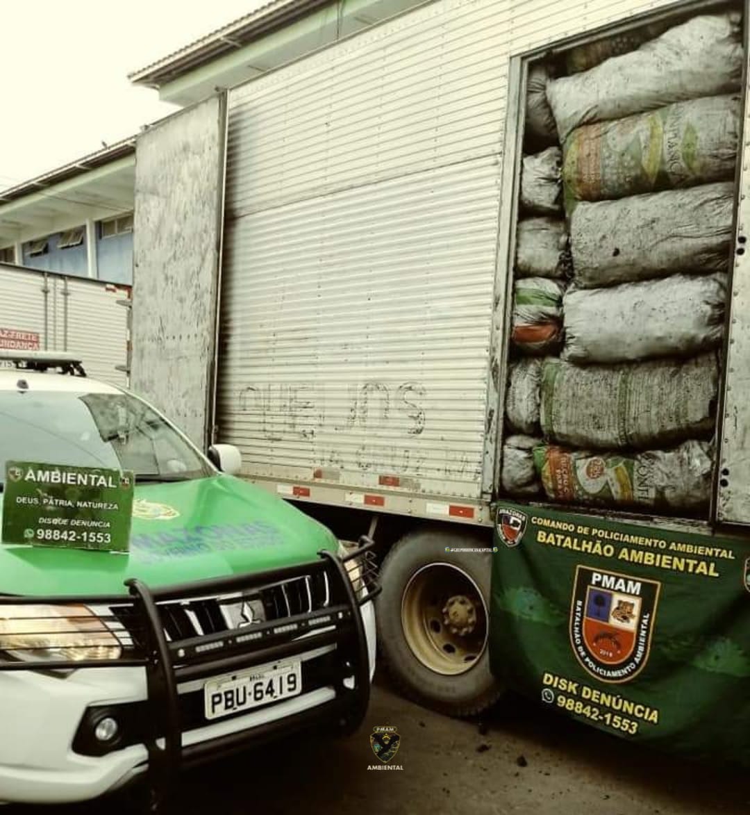 Homem é preso e caminhão com carvão irregular é apreendido em Manaus  