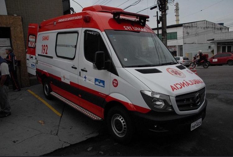 Passageira fica ferida após colisão entre carros de aplicativos em Manaus 