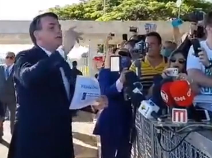Bolsonaro ataca e xinga jornalistas no Palácio da Alvorada: ''Cala a boca. Imprensa canalha'