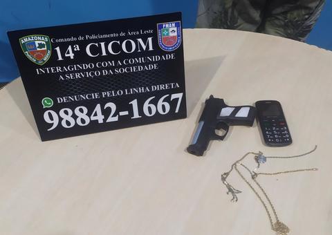 Jovem escapa de linchamento após usar arma falsa para assaltar ônibus em Manaus