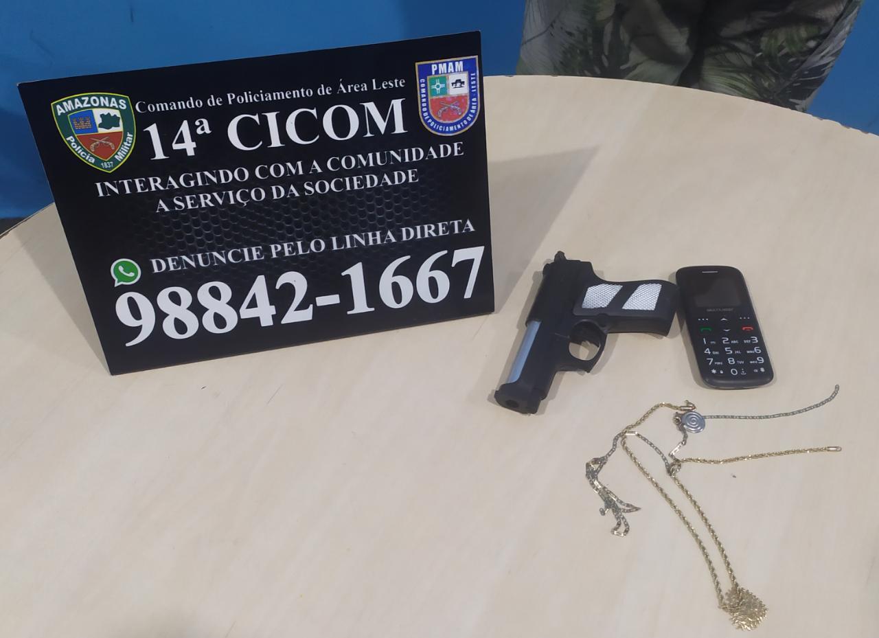 Jovem escapa de linchamento após usar arma falsa para assaltar ônibus em Manaus