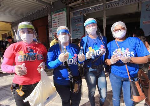 Prefeitura de Coari distribui máscaras e álcool em gel para a população