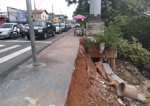 Parte de calçada desaba na avenida Brasil, em Manaus