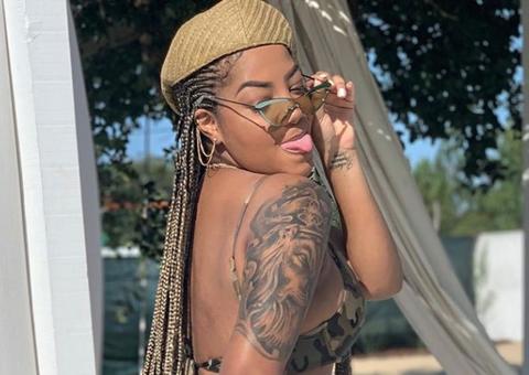 Ludmilla impressiona com bumbum empinado em close de fio dental