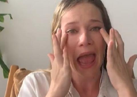 Coronavírus: jornalista chora ao exibir reportagem sobre médico que se fantasiou para reencontrar filho